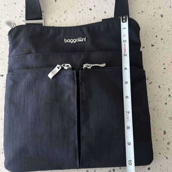 Baggallini Black Nylon Messenger Crossbody Bag Versatile Minimalist Travel EUC - Picture 10 of 12